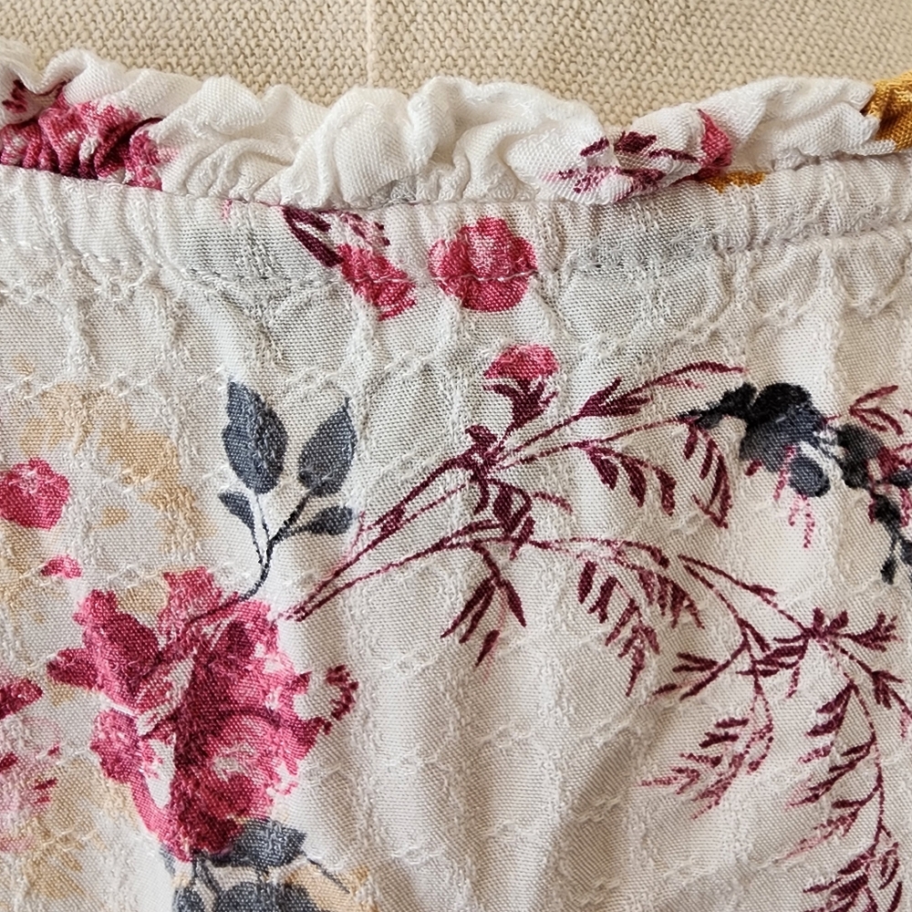 Woven floral flutter sleeve peasant top. Medium - Picture 10 of 12